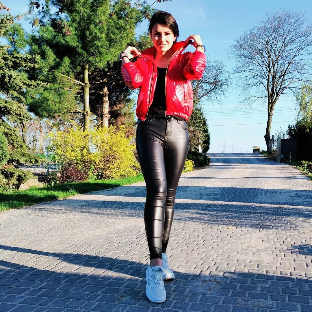 Prześliczna gwiazdeczka disco polo eksponuje cudowne nogi! Kuszące zdjęcie gwiazdy bije rekordy popularności w sieci! 